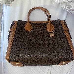 COPY - Michael Kors Medium Mercer Logo Belted Sat…